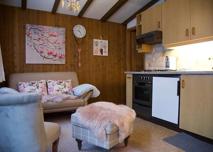 Spellbound A Romantic Hideaway For Adults Aged 18-35 Nyaraló *